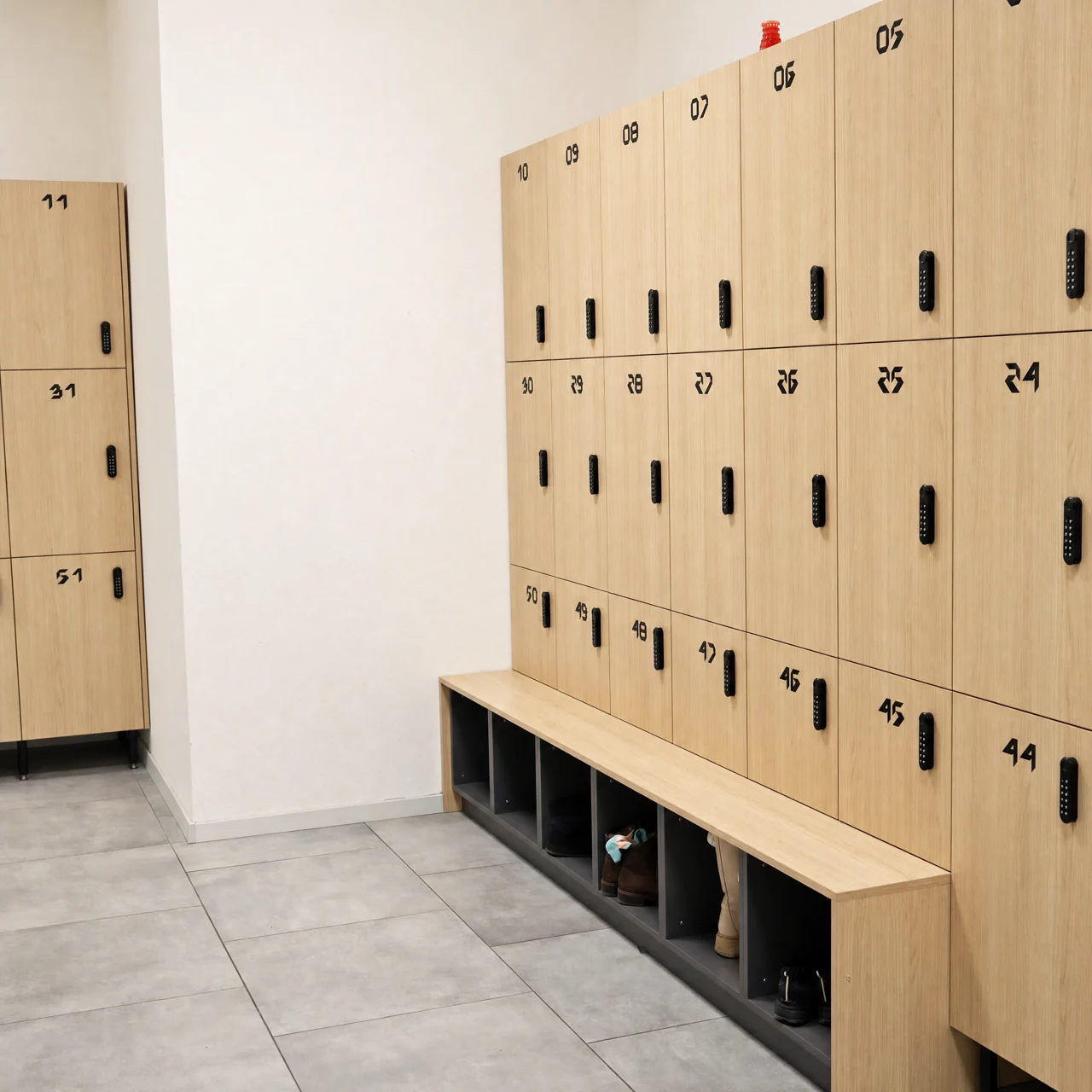 Šatňové skrinky s lavicou – realizácia MISIMA